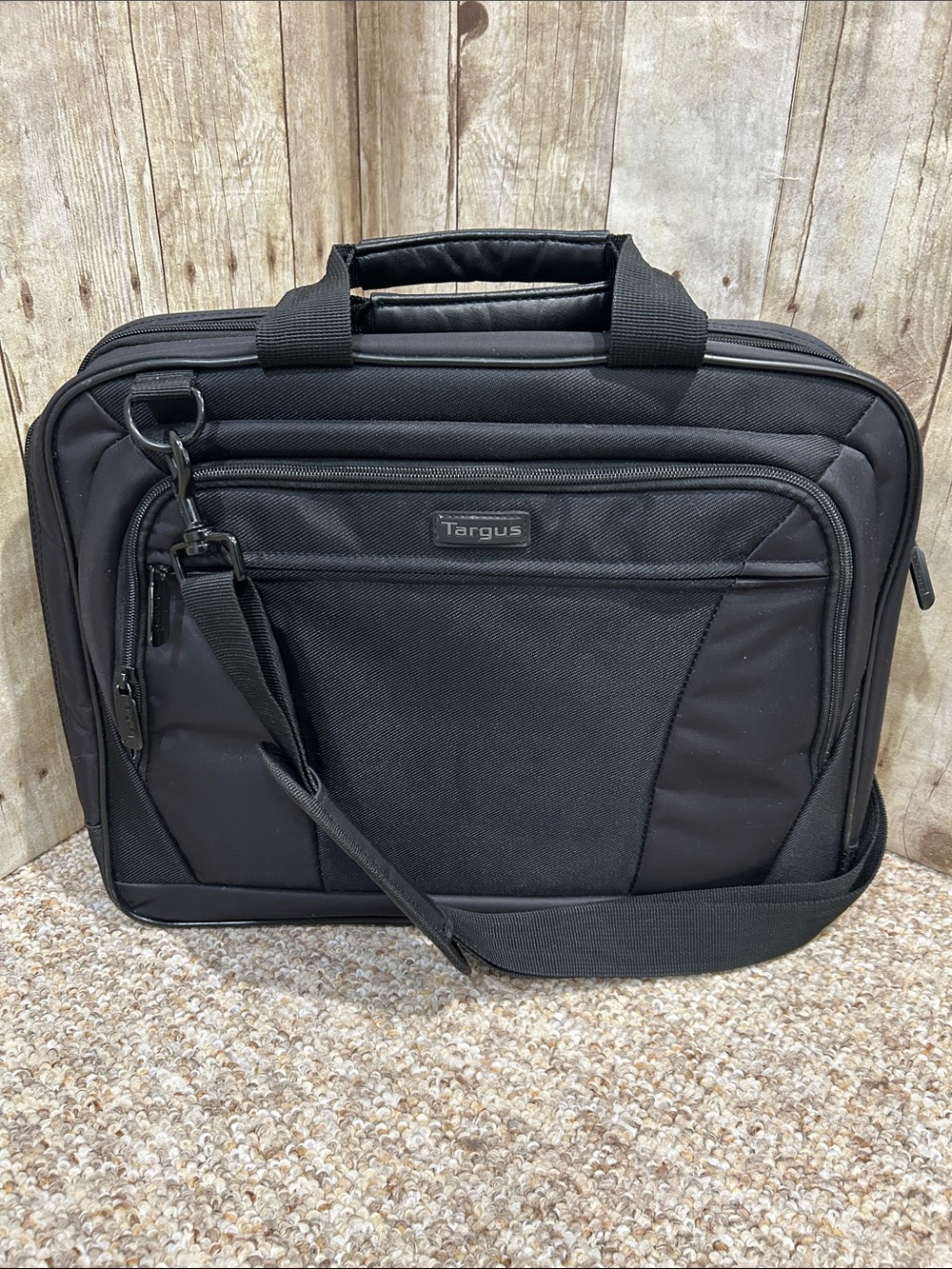 Targus Black Men's Laptop Bag with Shoulder Strap/ Carry On